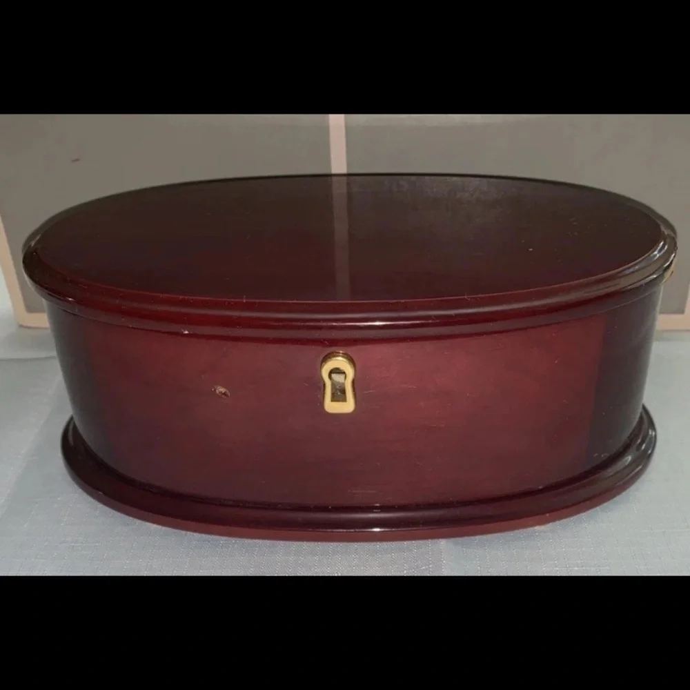🎯 NEW Oval Cherry Wood Jewelry Box NWOT